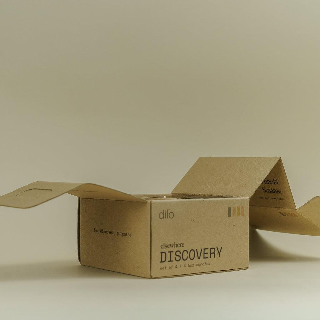 Open cardboard box with 'discovery' branding on a beige background