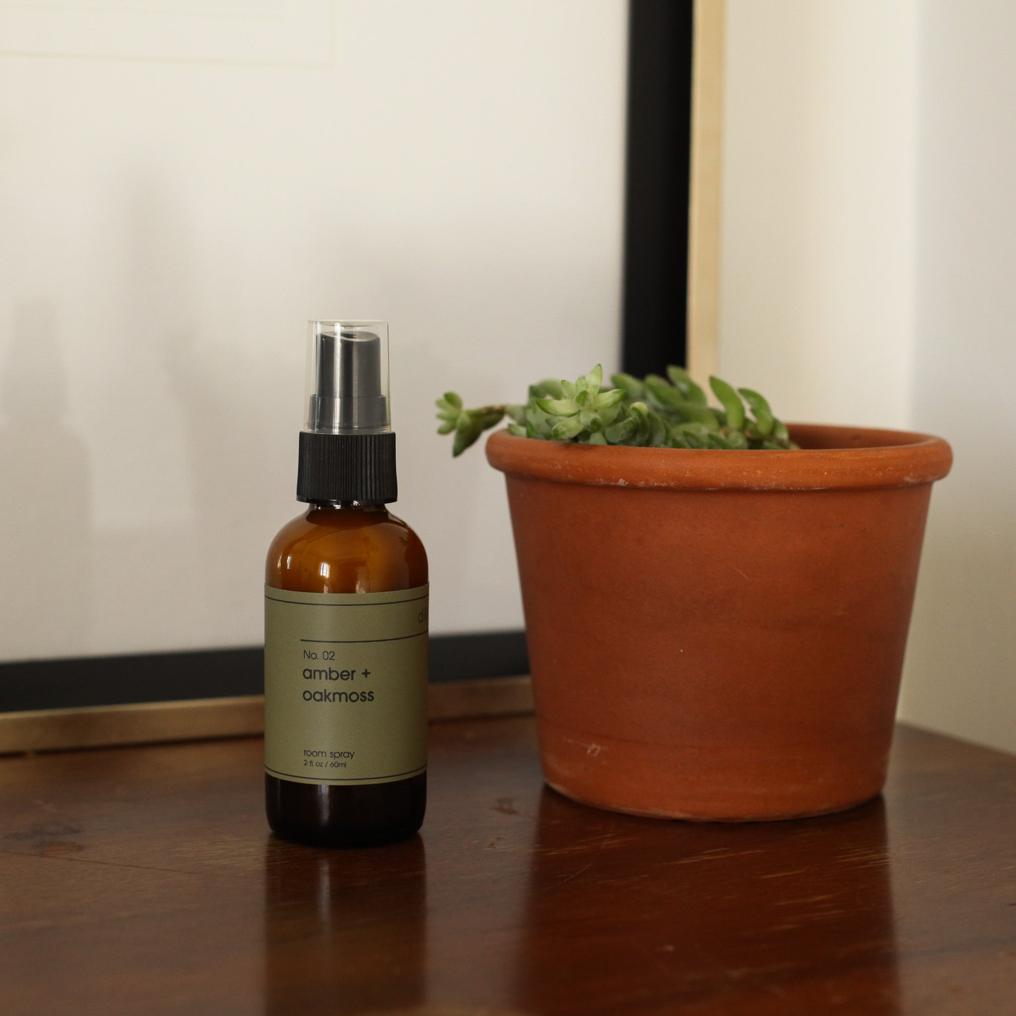 No. 02 - Amber + Oakmoss Room Spray – dilo